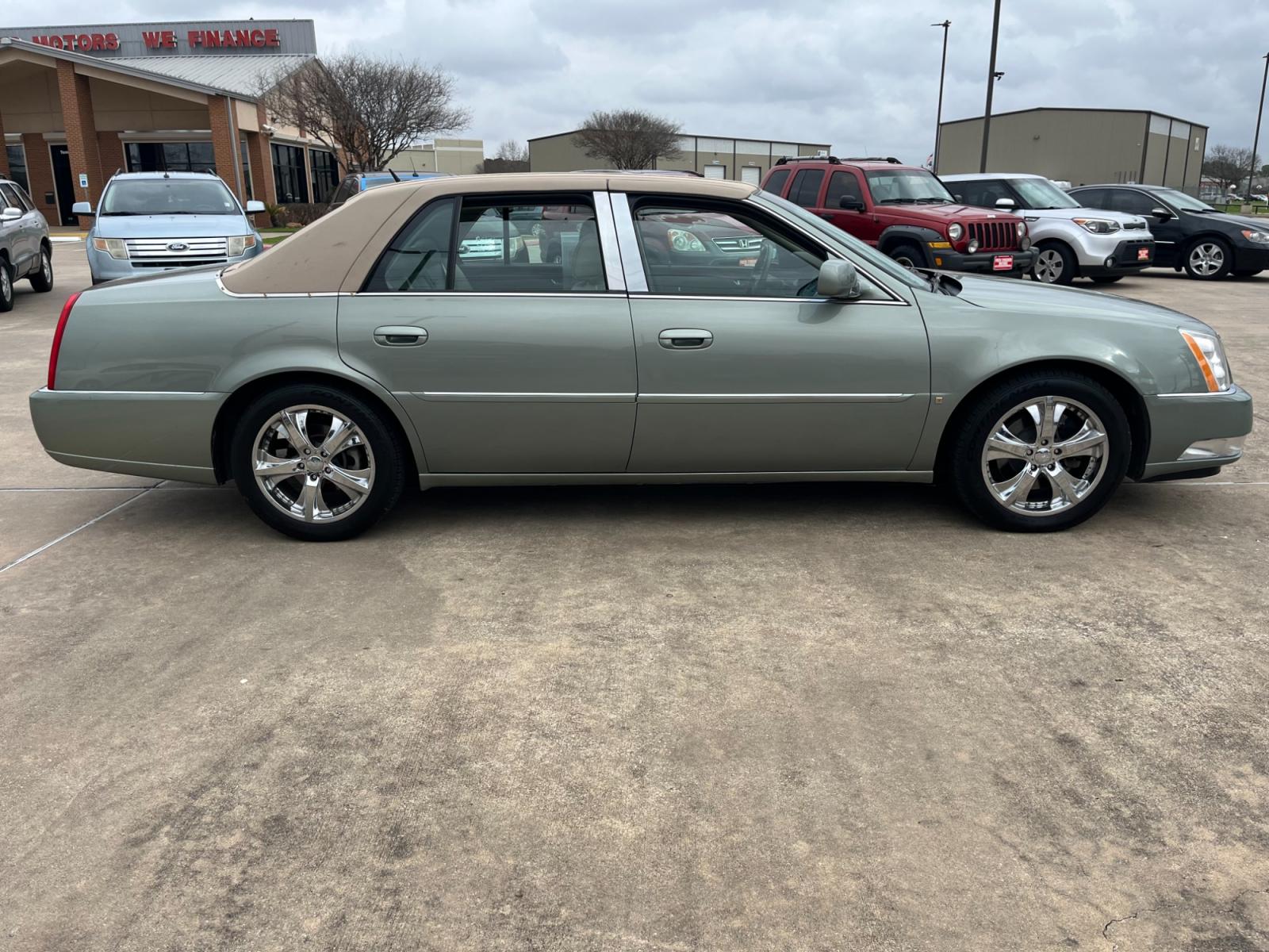 2006 green /TAN Cadillac DTS Sedan (1G6KD57Y96U) with an 4.6L V8 DOHC 32V engine, 4-Speed Automatic Overdrive transmission, located at 14700 Tomball Parkway 249, Houston, TX, 77086, (281) 444-2200, 29.928619, -95.504074 - Photo #7